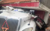 Xe container đâm vào trụ cổng, tài xế tử vong trong cabin