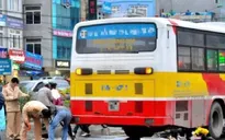 Hà Nội: Bị ngã khi xuống xe buýt, cụ bà 67 tuổi tử vong