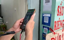 Dán đè mã QR giả mạo tại các cửa hàng để chiếm đoạt tiền
