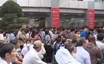 Hàng nghìn tân sinh viên, phụ huynh xếp hàng từ sáng sớm chờ nhập học