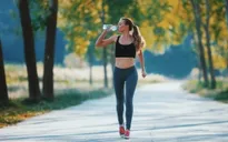 Đi bộ vào buổi sáng hay buổi chiều tốt hơn?