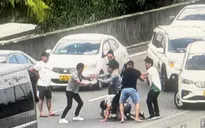 TP Hồ Chí Minh: Nhóm người hành hung tài xế trên đường dẫn cao tốc vì "xin vượt không được" có thể bị xử lý thế nào?
