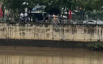 Ô tô mất lái, rơi xuống sông Đồng Nai