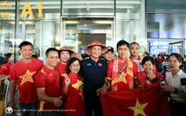 Đội tuyển nữ Việt Nam trở về trong sự chào đón của người hâm mộ