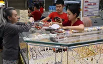 USD bị bán tháo, giá vàng tăng vọt