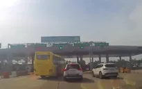 Xe khách chen ngang, chèn ép xe khác để vào làn thu phí trước