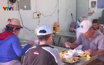 Ấm lòng quán cơm 2.000 đồng giữa lòng Thành phố Hồ Chí Minh