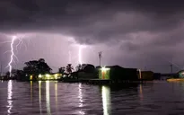 Vì sao không nên tắm, rửa tay, giặt giũ khi có sấm sét?