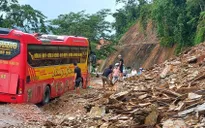 Mưa lớn kéo dài, nhiều tuyến đường ở Hòa Bình và Điện Biên bị sạt lở đất đá