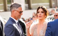 Bạn trai lâu năm của Sandra Bullock qua đời
