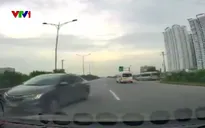 Xe con vô tư quay đầu đi ngược chiều trên cao tốc