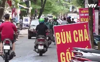 Vỉa hè Hà Nội lại bị lấn chiếm