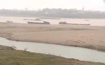 Nước sông Hồng cạn kiệt lộ cả đá ngầm giữa mùa lũ