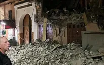 Morocco chạy đua với thời gian để tìm kiếm nạn nhân động đất, du khách hối hả rời đi