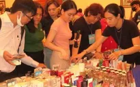 Hàng nghìn người săn hàng hiệu giảm giá tại TP Hồ Chí Minh