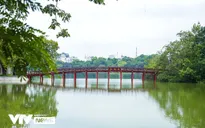 Người nước ngoài thích thú tận hưởng tiết trời thu Hà Nội