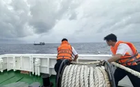 Vùng 4 Hải quân cứu hộ tàu cá gặp nạn trên biển Trường Sa