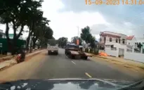 Xe tải vượt ẩu tốc độ cao, đánh võng chèn ép xe máy ngược chiều