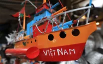 Tàu thủy sắt Tây - Món đồ chơi Trung thu một thời đang dần bị lãng quên