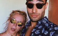 Chia tay chồng, Britney Spears xăm hình con rắn lên lưng