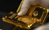 Giá vàng tăng vọt rồi bất ngờ giảm sâu