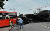 Ô tô chở khách tông xe tải lật nhào, quốc lộ 20 bị ùn tắc