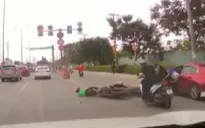Mở cửa ô tô bất cẩn gây tai nạn cho người đi xe máy