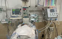 Nhiễm virus RSV, bé trai ngưng thở nhiều cơn, tím tái