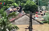 Nước lũ dâng ngập phòng trọ, 40 học sinh trèo lên nóc nhà tránh trú