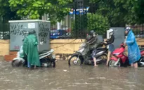 Mưa to nhiều giờ liền, hàng loạt tuyến phố Hà Nội ngập sâu