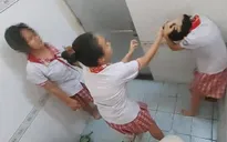 TP Hồ Chí Minh: Nhóm nữ sinh THCS hút thuốc, đánh bạn trong toilet