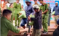 Đổi vũ khí lấy gạo