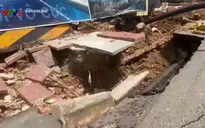 Bình Định: Mưa lớn gây sụt lún, đổ gãy cây cối