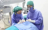 Sửa nhà cuối năm, người đàn ông bị mảnh kim loại văng vào mắt gây rách nhãn cầu