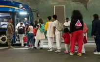 Thành phố New York tiến hành đợt trục xuất người di cư đầu tiên