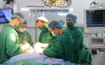 Bé trai bị chó cắn tổn thương vùng mặt nghiêm trọng