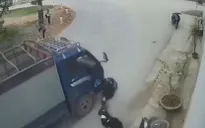 Xe máy trượt ngã khi vào cua, 2 học sinh lao thẳng vào đầu xe tải