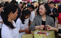 Thường trực Ban Bí thư Trương Thị Mai tặng quà Tết công nhân, người lao động