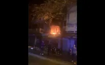Vụ cháy ở phố Hàng Lược: Hàng xóm, người nhà phá cửa nhưng không thể vào cứu