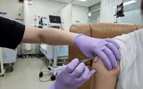 Không tiêm nhắc lại vaccine phòng COVID-19 gây tác hại khôn lường