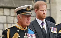 Vua Charles "buồn bã và giận dữ" trước sự phản bội của Hoàng tử Harry