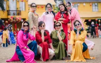 Bãi đá sông Hồng thu hút đông du khách tham quan chụp ảnh Tết