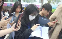 Sinh viên thích thú trải nghiệm văn hóa truyền thống và tìm kiếm cơ hội việc làm tại Hội xuân