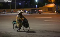 Người dân Hà Nội mưu sinh trong đêm dưới cái lạnh 8 độ C