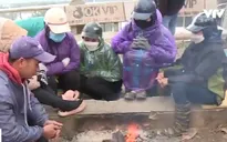 Người dân Hà Nội đốt lửa sưởi ấm chống chọi với giá rét