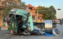 Xe chở 3 cuộn tôn đứt dây xích đè bẹp cabin và 1 xe máy, 2 nam sinh thoát nạn