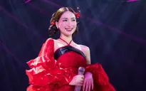 Hoà Minzy đi giày "cà kheo" bao nhiêu cm trong Hoa Xuân Ca 2024?