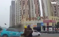 Vượt đèn đỏ, xe máy bị ô tô tông hất văng