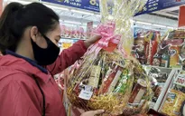 Giỏ quà Tết "bình dân" hút khách