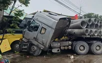 Va chạm với xe đầu kéo, xe khách lao vào 4 nhà dân